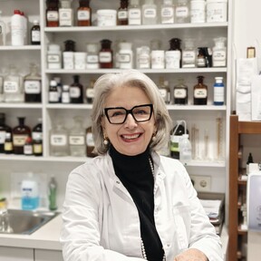 c. Mag. Ingrid Heller in der Apotheke.jpg c. Mag. Ingrid Heller in der Apotheke.jpg